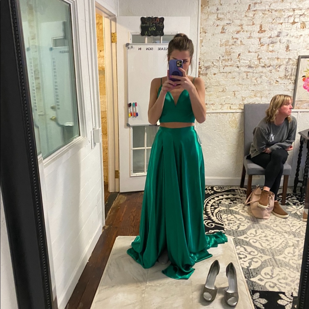 SHERRI HILL PROM DRES! NEVER WORN!